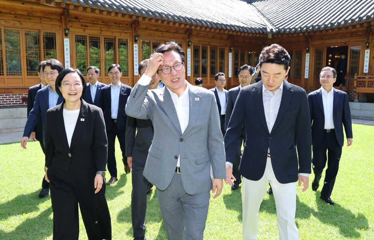 한성숙(앞줄 왼쪽부터) 국무총리, 김민석 더불어민주당 당대표, 강훈식 대통령 비서실장이 23일 서울 종로구 삼청동 총리공관에서 열린 고위당정협의회에 참석해 기념 촬영을 위해 이동하고 있다. 연합뉴스