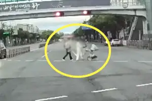 “아이 안고 10차선 달렸다”…목숨 건 무단횡단 못 막는 ‘솜방망이 처벌’