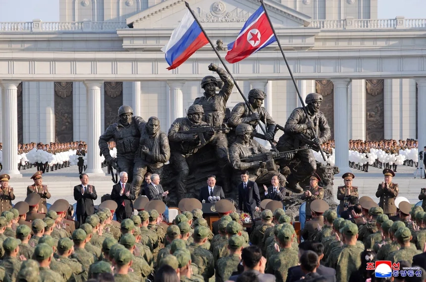 김정은 북한 국무위원장이 지난 4월 우크라이나 전쟁 중 사망한 장병을 기리는 기념비 앞에서 연설하고 있다. 서울신문DB