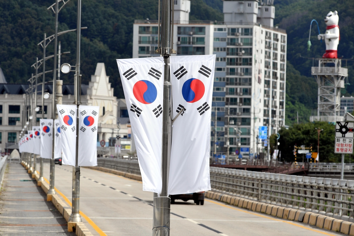 지난 14일 강원 화천군 화천읍 거리에 81주년 광복절을 기념하는 태극기가 줄지어 게양돼 있다.  2026.8.14 연합뉴스