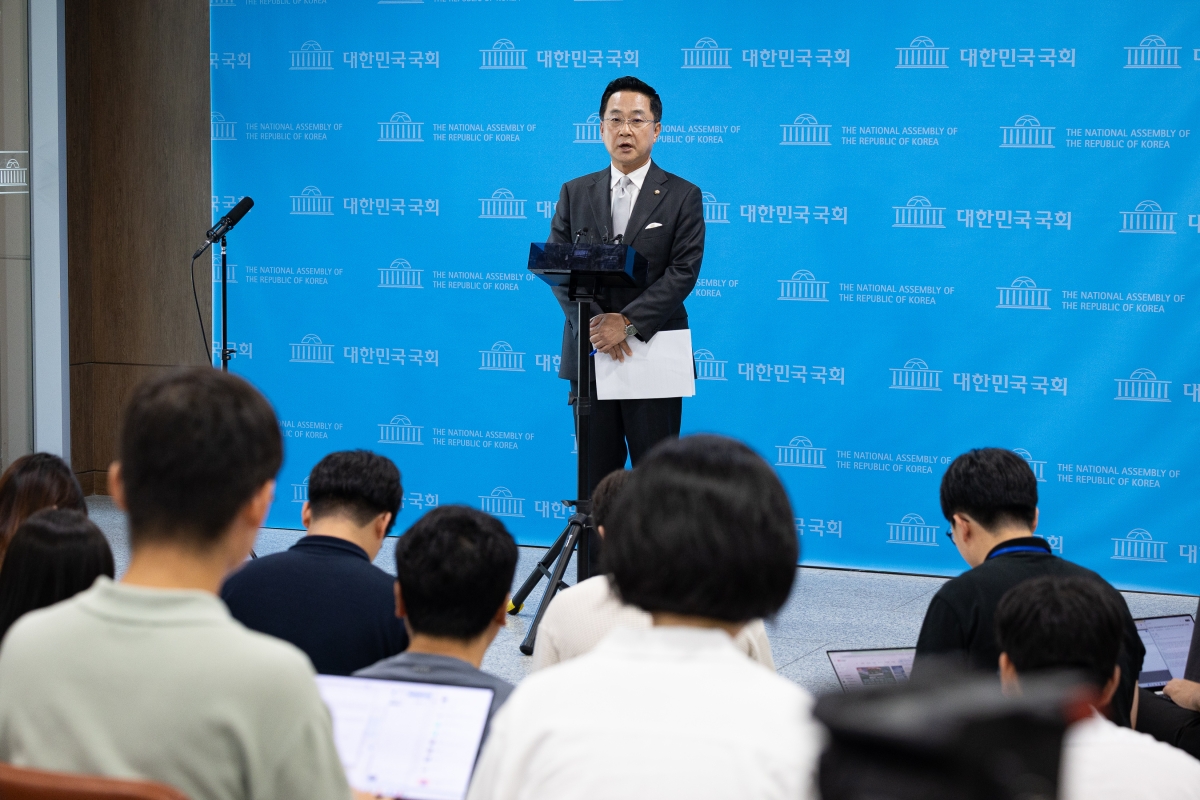 박성준 더불어민주당 수석대변인이 23일 국회 소통관에서 제10차 고위당정협의회 결과 브리핑 후 취재진 질문에 답하고 있다. 뉴스1