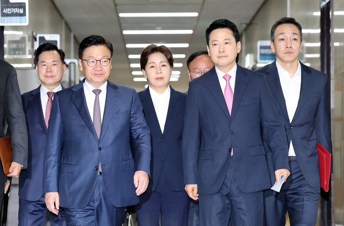 최고위 입장하는 국민의힘 지도부