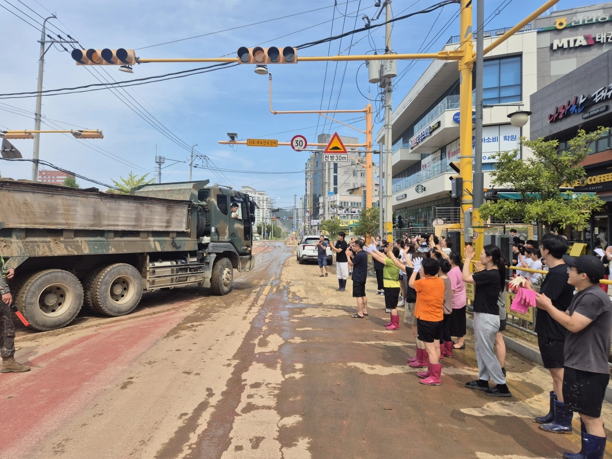 21일 경남 거제시 장평초등학교 교직원, 학부모, 학생 및 장평동 주민들이 장평초에 대민지원을 나왔던 39사단 장병들에게 감사한 마음을 전하며 배웅하고 있다. 육군 제공
