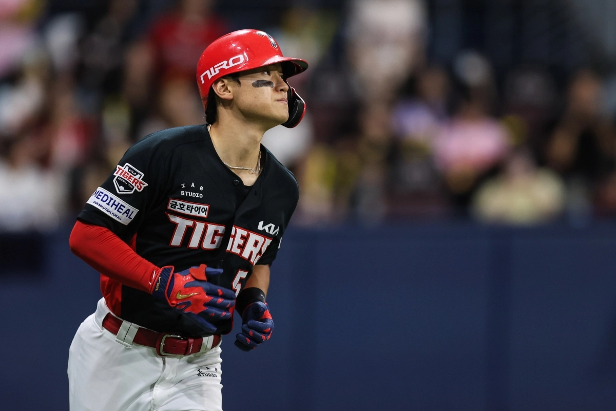 KIA 김도영이 23일 고척돔에서 벌어진 키움과의 원정경기 3회초 135m 짜리 대형 홈로홈런을 터뜨린 뒤 여유만만한 표정으로 베이스를 돌고 있다.    KIA 타이거즈 제공
