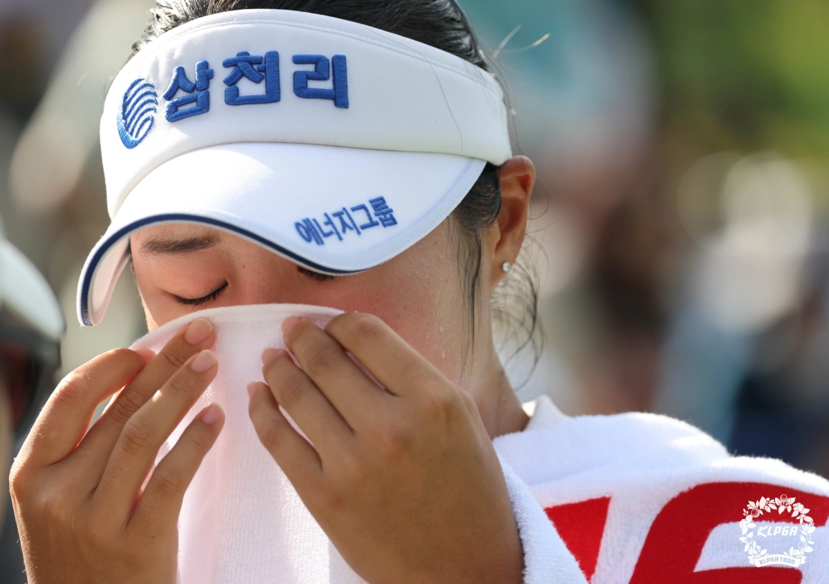 서교림이 23일 경기 포천시 포천힐스CC(파72)에서 열린 한국여자프로골프(KLPGA)투어 시즌 두 번째 메이저대회인 BC카드 한경 챔피언십(총상금 15억원) 최종 라운드 5번 홀에서 우승을 차지한 뒤 눈물을 흘리며 감격스러워하고 있다. 서교림은 이날 연장전까지 가는 접전 끝에 김민솔을 제치고 우승, 시즌 4승을 달성했다.  KLPGA 제공