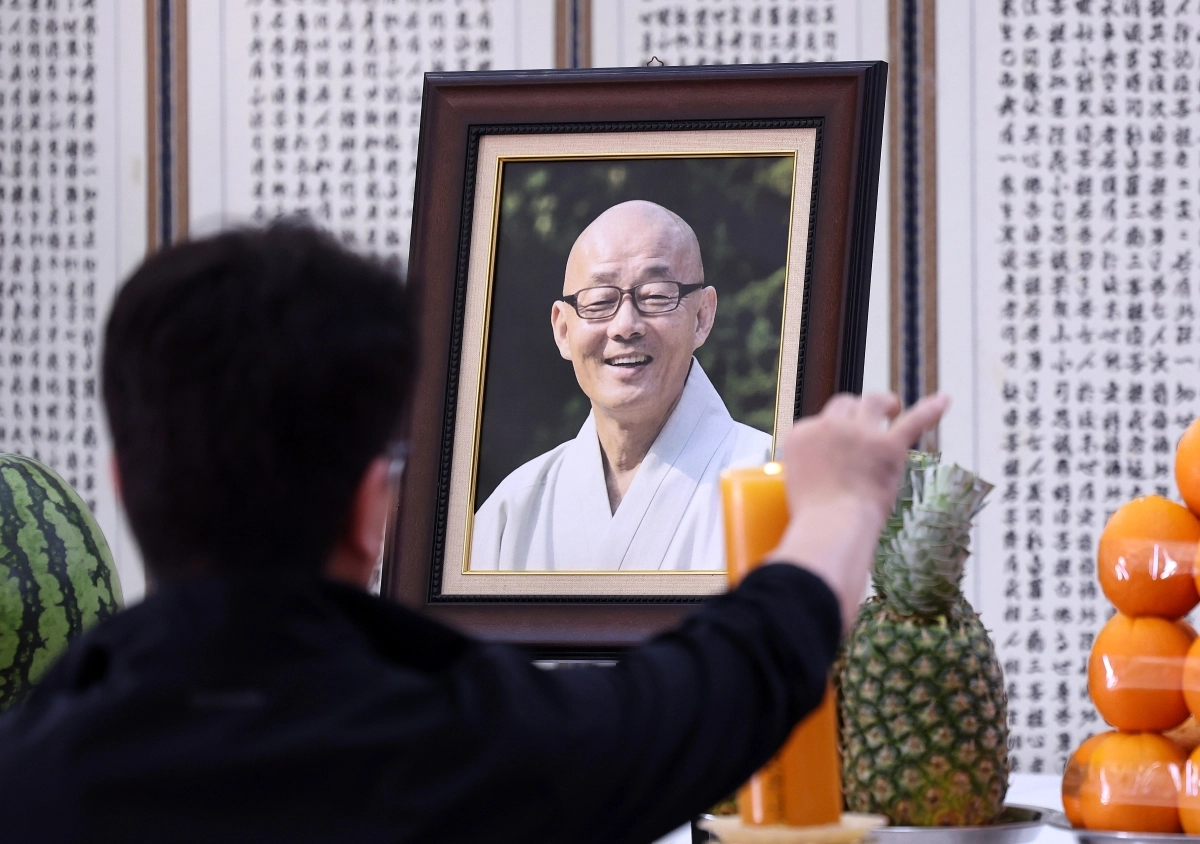 봉은사 전 주지 명진 스님의 빈소가 23일 서울 강남구 봉은사 선불당에 마련된 가운데 조문객의 발길이 이어지고 있다. 뉴스1