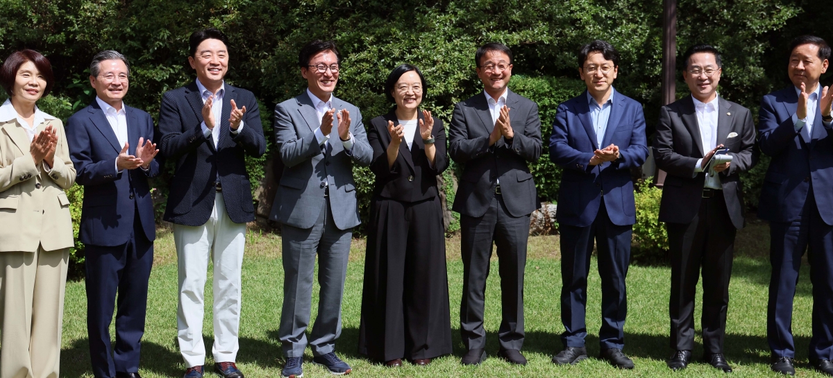 23일 서울 종로구 삼청동 총리공관에서 열린 제10차 고위당정협의회의 참석자들이 기념 촬영을 하고 있다. 왼쪽부터 한정애 더불어민주당 사무총장, 김용범 청와대 정책실장, 강훈식 대통령 비서실장, 김민석 민주당 대표, 한성숙 국무총리, 한병도 민주당 원내대표, 천준호 원내운영수석부대표, 박성준 수석대변인, 구윤철 부총리 겸 재정경제부 장관. 뉴스1
