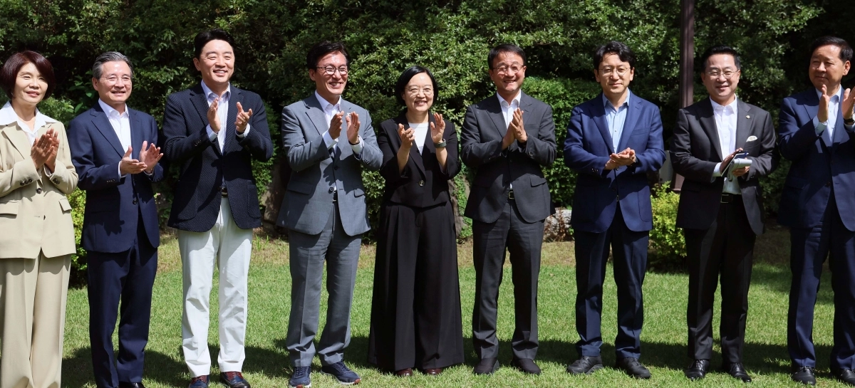 23일 서울 종로구 삼청동 총리공관에서 열린 제10차 고위당정협의회의 참석자들이 기념 촬영을 하고 있다. 왼쪽부터 한정애 더불어민주당 사무총장, 김용범 청와대 정책실장, 강훈식 대통령 비서실장, 김민석 민주당 대표, 한성숙 국무총리, 한병도 민주당 원내대표, 천준호 원내운영수석부대표, 박성준 수석대변인, 구윤철 부총리 겸 재정경제부 장관. 뉴스1