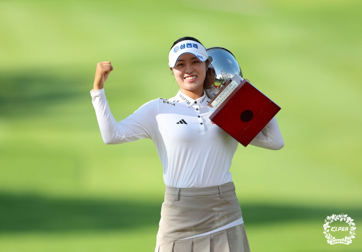 우승 트로피를 어깨에 들러메고 주먹을 불끈 쥔 서교림. KLPGA 제공.