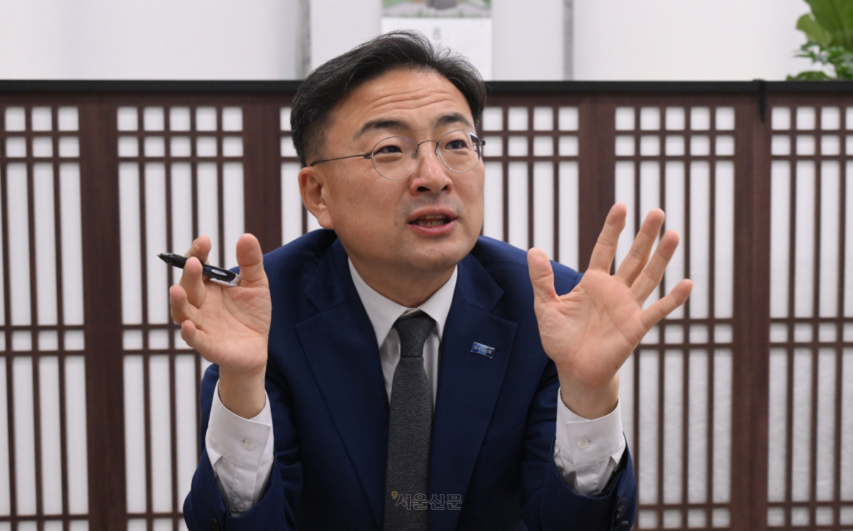신장식 조국혁신당 대표가 지난 21일 국회 본관 당대표실에서 서울신문과 인터뷰하고 있다. 안주영 전문기자