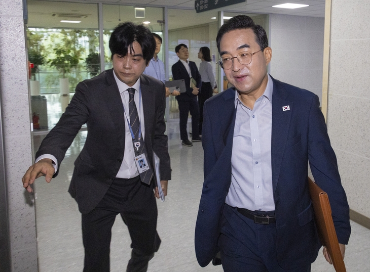 정부가 반도체 호황에 따른 세수 초과분과 기존 교육교부금 등을 적립해 100조원 규모의 미래대응기금을 조성하고 교육교부금의 내국세 연동을 55년 만에 폐지하기로 했다. 박홍근(오른쪽) 기획예산처 장관이 지난달 21일 국회 의원회관에서 재정경제기획위원회·예산결산특별위원회와 정부가 ‘미래대응기금’ 논의를 위해 개최한 당정에 입장하고 있다.  연합뉴스