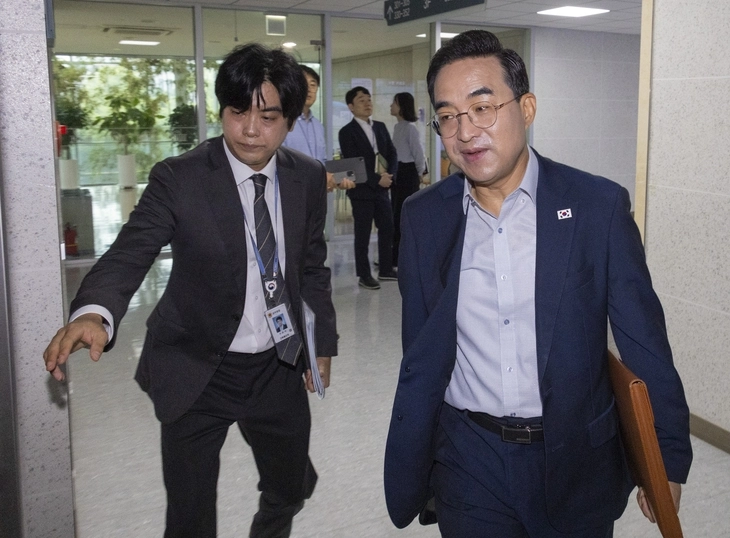 정부가 반도체 호황에 따른 세수 초과분과 기존 교육교부금 등을 적립해 100조원 규모의 미래대응기금을 조성하고 교육교부금의 내국세 연동을 55년 만에 폐지하기로 했다. 박홍근(오른쪽) 기획예산처 장관이 지난 21일 국회 의원회관에서 재정경제기획위원회·예산결산특별위원회와 정부가 ‘미래대응기금’ 논의를 위해 개최한 당정에 입장하고 있다.  연합뉴스