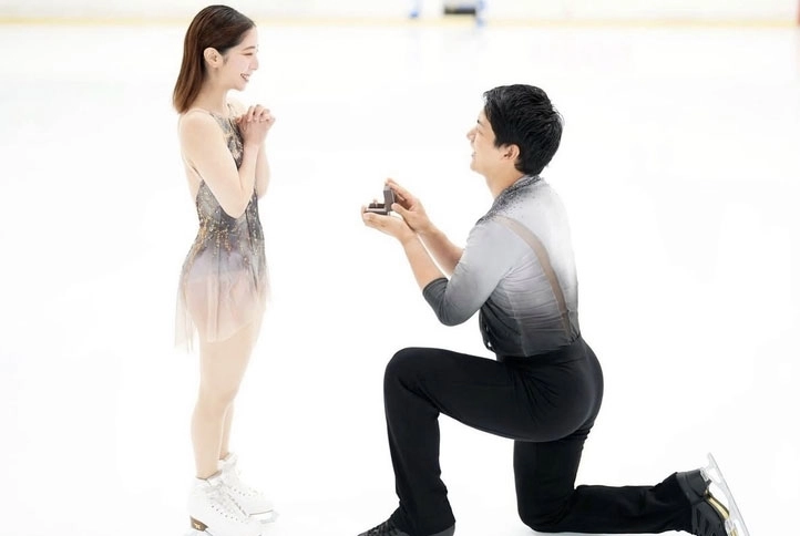 2026 밀라노·코르티나 동계올림픽 피겨스케이팅 페어 금메달리스트 기하라 류이치가 빙판 위에서 무릎을 꿇고 미우라 리쿠에게 청혼하고 있다.  인스타그램 캡처