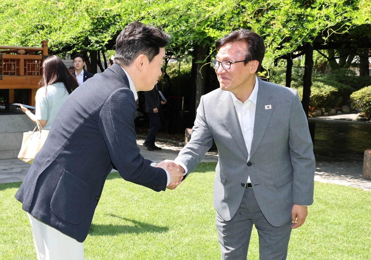 조만간 ‘대통령 공소취소’ 문제를 본격화하면 보수는 결집하고, 중도층은 이반하며, 여권 지지층은 분열될 공산이 크다. 더불어민주당 김민석(오른쪽) 대표가 23일 서울 종로구 삼청동 총리공관에서 열린 고위당정협의회에서 강훈식 대통령비서실장과 인사하고 있다. 연합뉴스