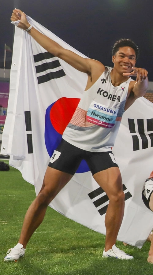 지난해 2025 아시아육상경기선수권대회 남자 400m 계주 결선에서 동료들과 38초49로 한국 신기록을 작성한 뒤 태극기를 들고 있는 모습. 대한육상연맹 제공