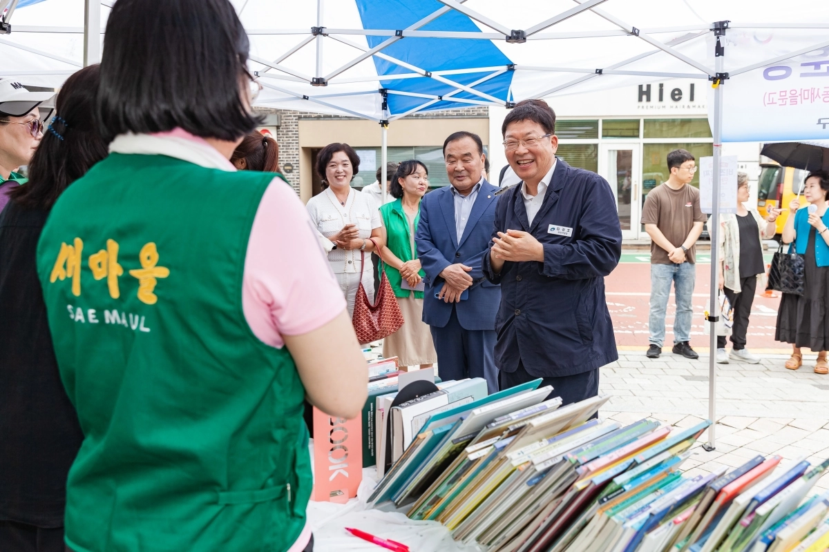 김경호(오른쪽) 광진구청장이 지난 19일 구의동 홍련산의소공원에서 열린 ‘여름철 피서지문고’를 찾아 관계자들과 이야기를 나누고 있다. 광진구 제공