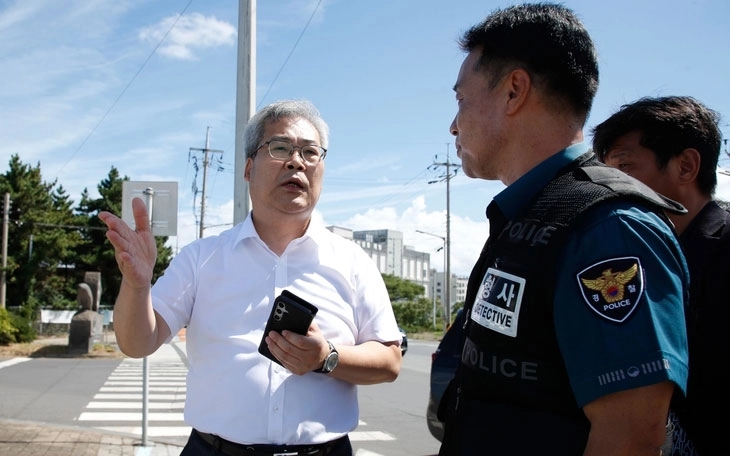 홍석기 경찰청 국가수사본부장이 23일 오전 제주시 한림읍 한림항 인근 에서 실종자 수색 상황을 점검하고 있다.  뉴시스