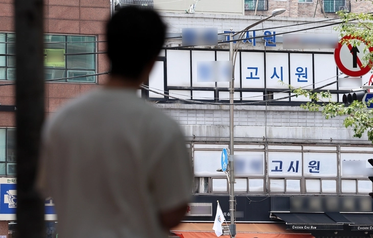 최근 폐기 버스를 청년 주거공간으로 활용하자는 제안이 거센 반발을 산 데 이어, 이번에는 고시원을 1인 가구 주거공간으로 활용하려는 규제 완화가 도마에 올랐다. 뉴스1