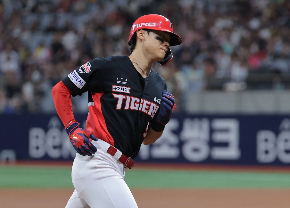 KIA 타이거즈 김도영이 23일 서울 고척스카이돔에서 열린 키움 히어로즈전에서 3회초 1사에서 솔로 홈런이자 시즌 38호 홈런을 날린 뒤 그라운드를 돌고 있다. 연합뉴스