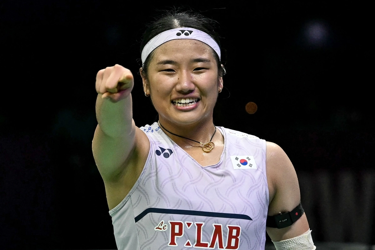 안세영이 23일 인도 뉴델리 인디라 간디 실내체육관에서 열린 2026 세계배드민턴연맹(BWF) 세계선수권대회 여자 단식 결승전에서 일본의 야마구치 아카네를 꺾고 우승한 뒤 세리머니를 선보이고 있다. 뉴델리 AFP 연합뉴스