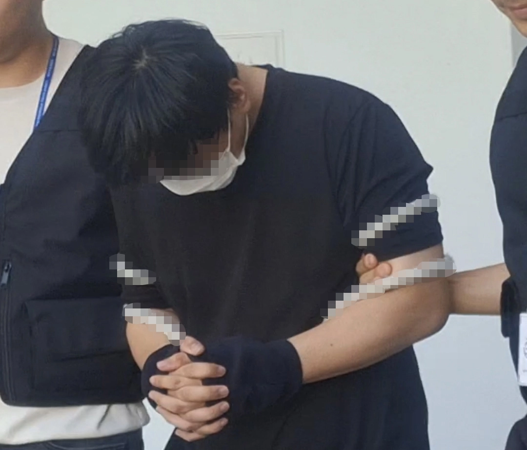 호송차로 이동하는 실종 허위종결 경찰