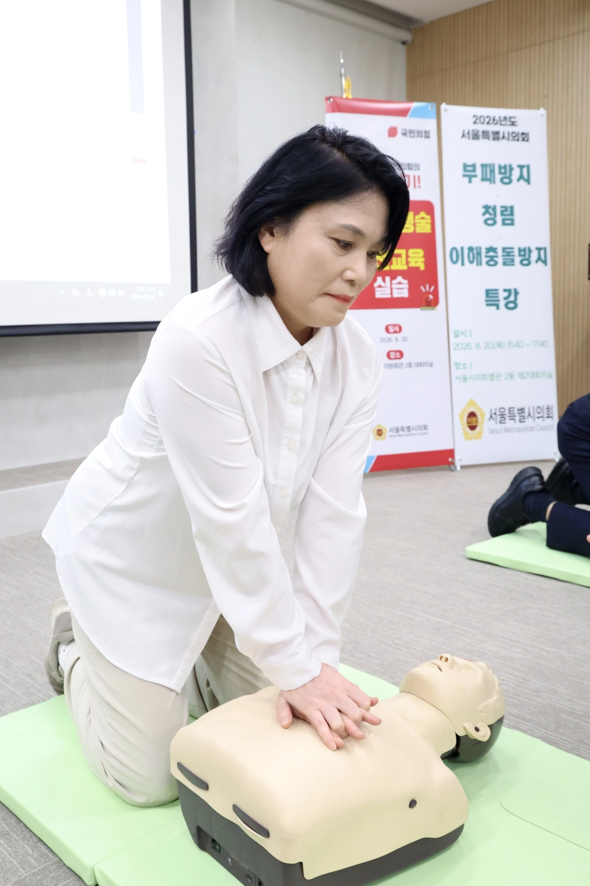 지난 20일 서울시의회 의원회관 2층 대회의실에서 열린 ‘서울시의회 국민의힘 심폐소생술 및 안전교육 실습’에 참여한 박춘선 의원. 서울시의회 제공