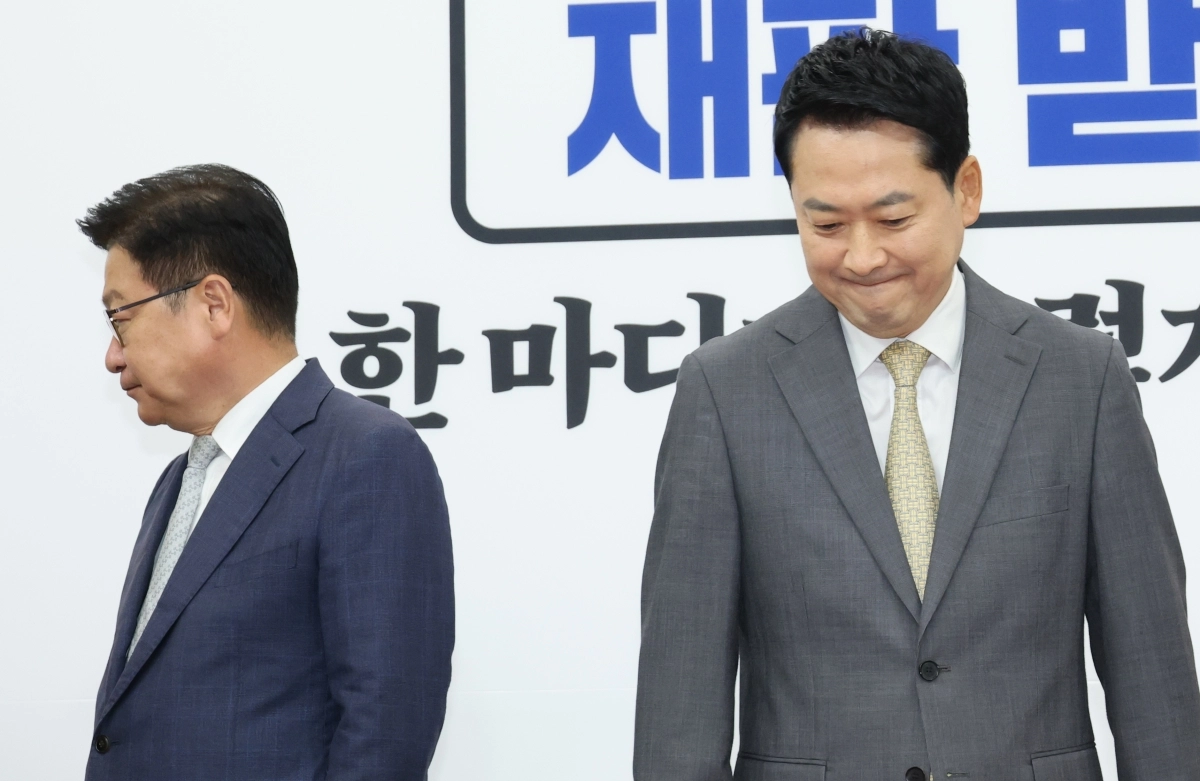 국민의힘 장동혁 대표(오른쪽)와 정점식 원내대표가 24일 국회에서 열린 최고위원회의에 입장하고 있다. 연합뉴스