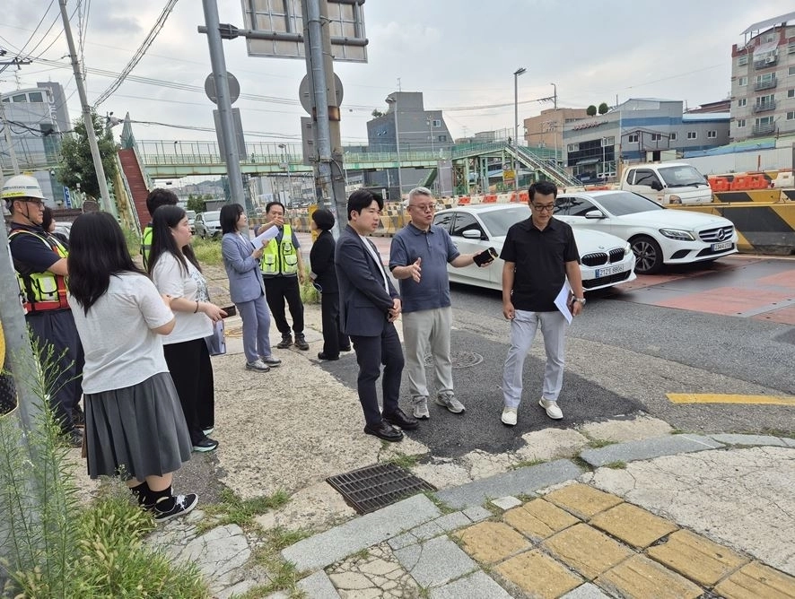 신강보도육교 앞 보행로 현장방문. 서울시의회 제공