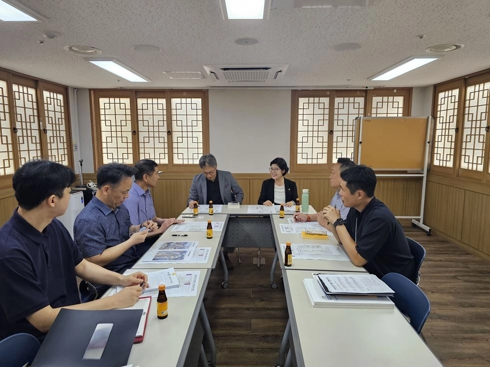 유기훈 의원이 지난 19일 서울시·도봉구 관계자들과 동부간선도로 진출입 교통체계 개선방안을 논의하고 있다. 서울시의회 제공