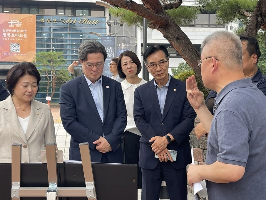 지난 19일 서울시 도시기반시설본부가 추진하고 있는 국회대로 도로다이어트 및 실개천 조성 공사 현장을 방문한 고기판 의원. 서울시의회 제공
