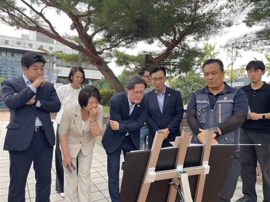 지난 19일 서울시 도시기반시설본부가 추진하고 있는 국회대로 도로다이어트 및 실개천 조성 공사 현장을 방문한 고기판 의원. 서울시의회 제공