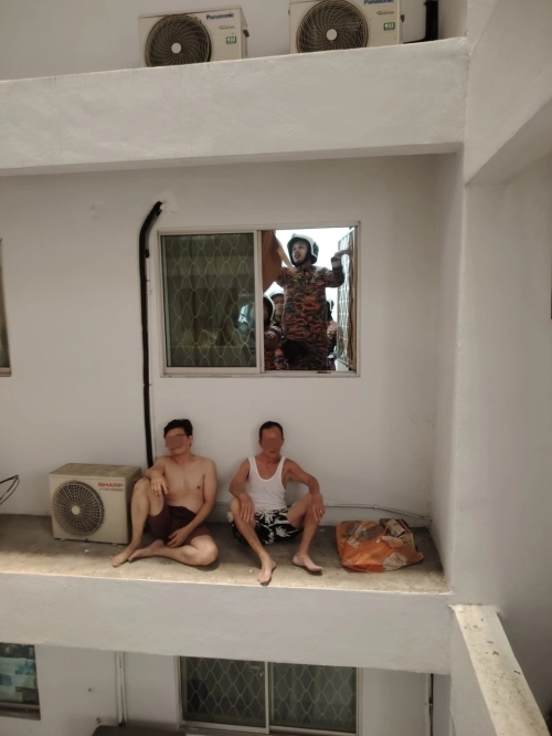 말레이시아의 한 건물에서 창문에 위태롭게 매달린 70대 주민을 도와주려던 이웃이 함께 높은 난간에 고립되는 소동이 벌어졌다. 페낭 소방당국 제공