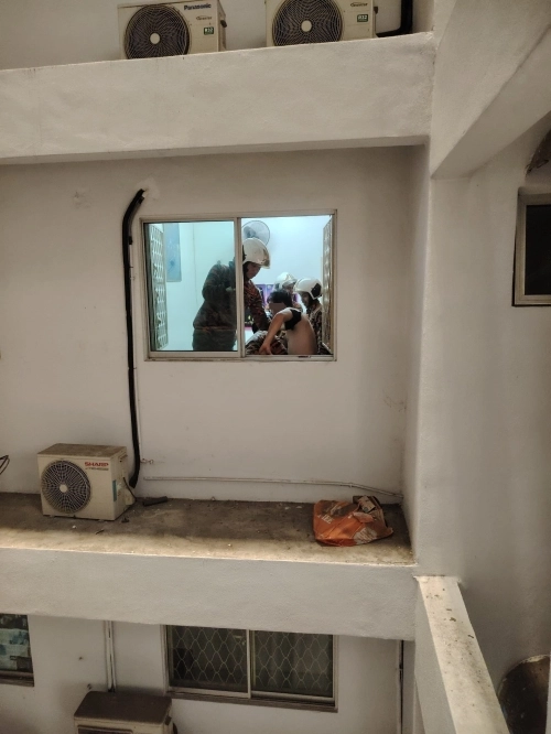 말레이시아의 한 건물에서 창문에 위태롭게 매달린 70대 주민을 도와주려던 이웃이 함께 높은 난간에 고립되는 소동이 벌어졌다. 페낭 소방당국 제공