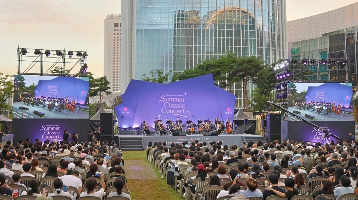 지난 23일 서울 송파구 롯데월드타워 월드파크에서 ‘2026 롯데 서머 클래식 콘서트’가 진행되고 있다. 롯데 제공