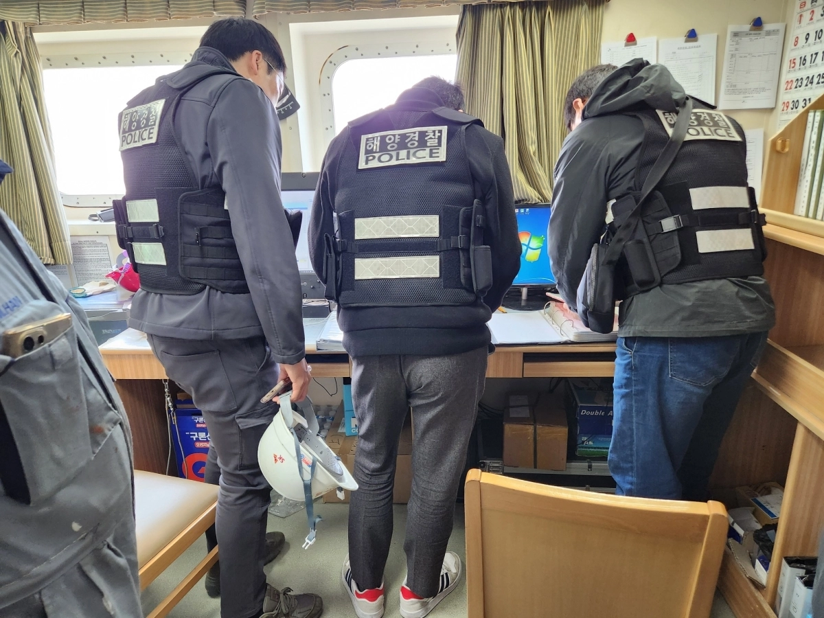 무자료 선박 연료 불법 유통행위를 단속 중인 부산해경 관계자들이 한 선박에서 서류를 확인하고 있다. 부산해경 제공