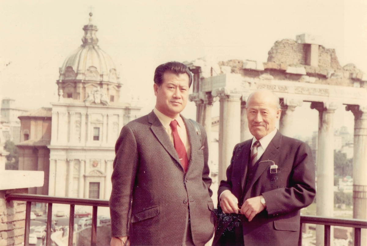 1975년 유럽 여행 중 장경호(오른쪽) 동국제강 창업주와 아들 장상태 회장. 동국제강 제공