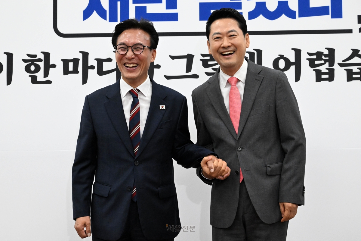 김민석 더불어민주당 대표(왼쪽)가 24일 국회에서 장동혁 국민의힘 대표를 예방, 기념촬영을 하고 있다. 홍윤기 기자