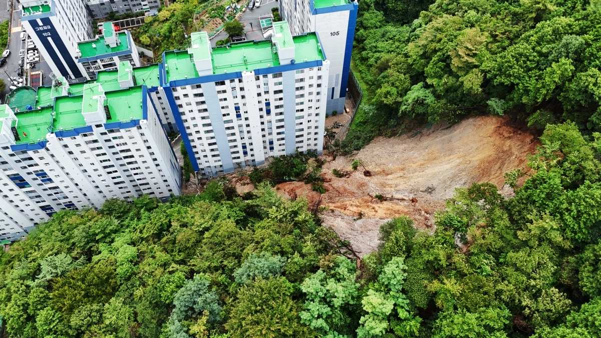17일 오전 밤사이 내린 폭우로 경남 거제시 거제대로 인근 한 아파트 뒤편에서 토사가 흘려내려 인명·재산 피해가 발생했다. 2026.08.17. 뉴시스