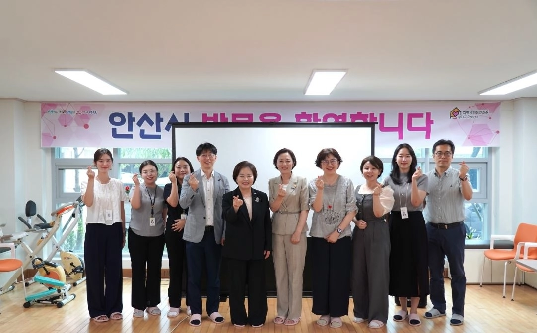 ▲ 지난 19일 안산시 단원구 고잔동에 있는 보배케어안심주택을 방문한 차유미 의원이 참석자들과 기념촬영을 하고 있다. (사진=경기도의회)