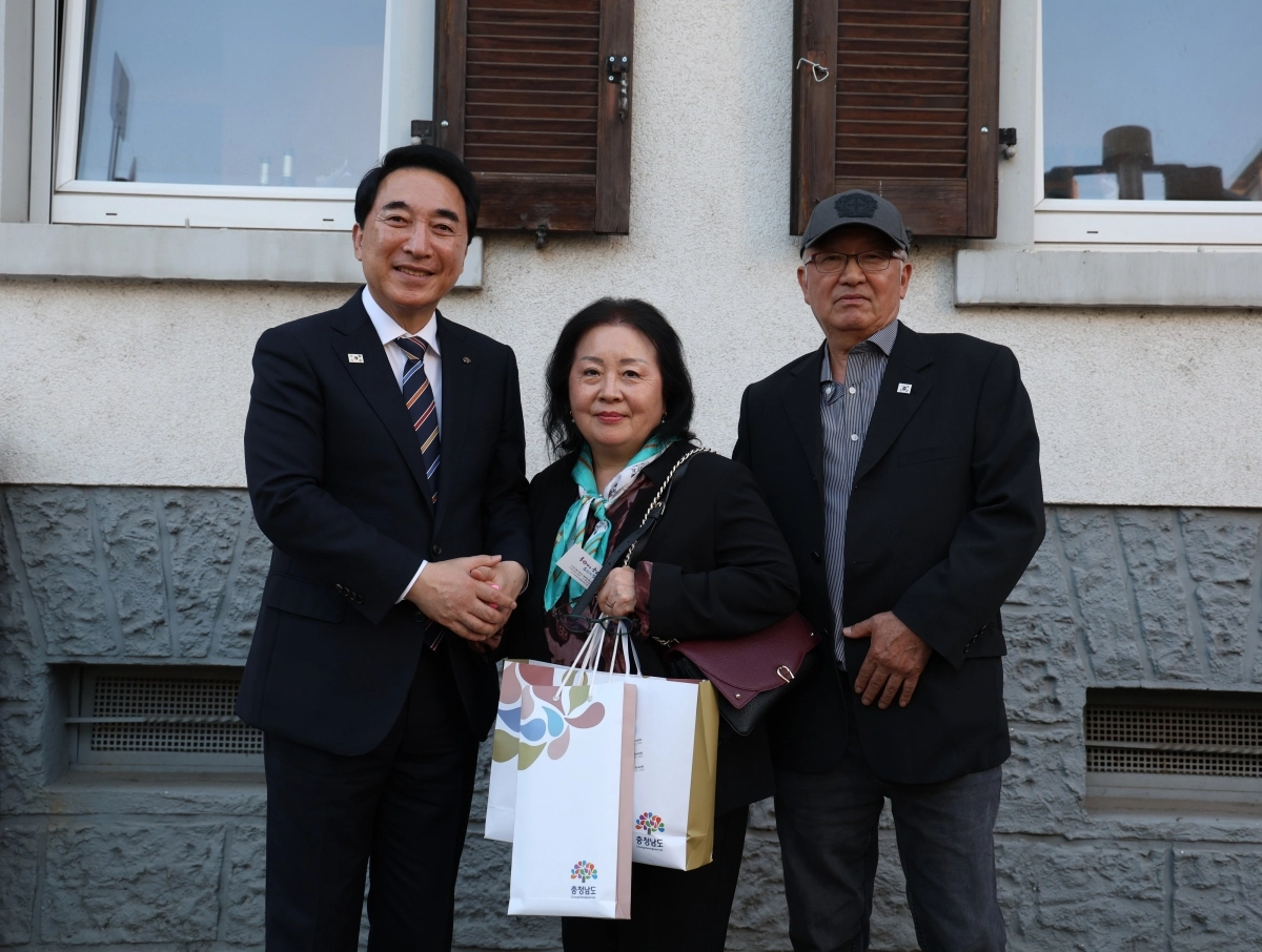 박수현 충남지사가 23일(현지 시각) 독일 프랑크푸르트에서 재독충청인향우회 회원들과 인사를 나누고 있다. 도 제공