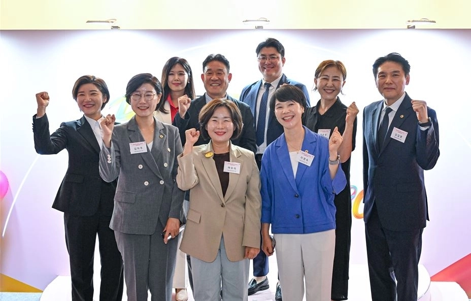 지난 23일 DDP에서 개최된 ‘뷰티풀 라이프 인 서울’ 개막식에서 참석자들이 기념촬영을 하고 있다. 서울시의회 제공
