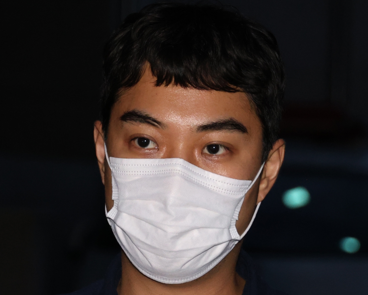 미성년자 성매매 혐의를 받는 최영중 전 청주시의원이 충북 청주 청원경찰서에서 피의자 신분으로 소환돼 조사를 받은 뒤 27일 새벽 청사를 빠져나가고 있다. 2026.7.27 연합뉴스