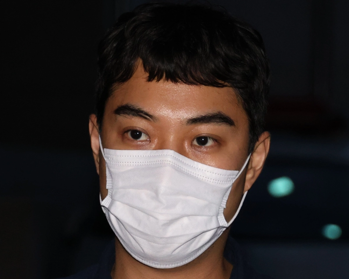 미성년자 성매매 혐의를 받는 최영중 전 청주시의원이 충북 청주 청원경찰서에서 피의자 신분으로 소환돼 조사를 받은 뒤 27일 새벽 청사를 빠져나가고 있다. 2026.7.27 연합뉴스