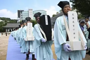 대성전으로 위패 모시는 성균관 유림