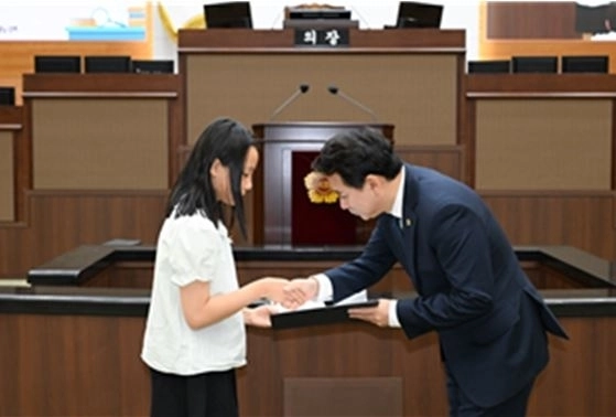 청소년시의원에게 당선증 수여하는 임만균 의장. 서울시의회 제공