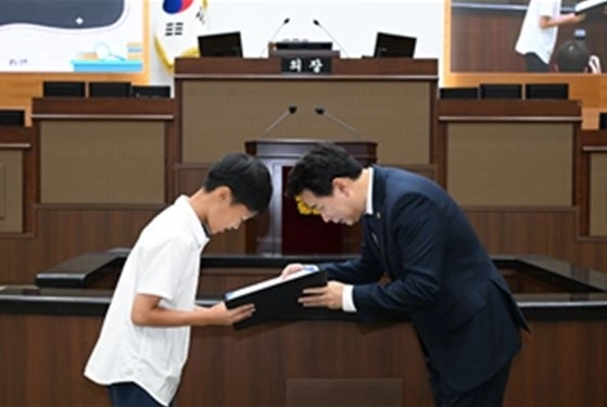 청소년시의원에게 당선증 수여하는 임만균 의장. 서울시의회 제공