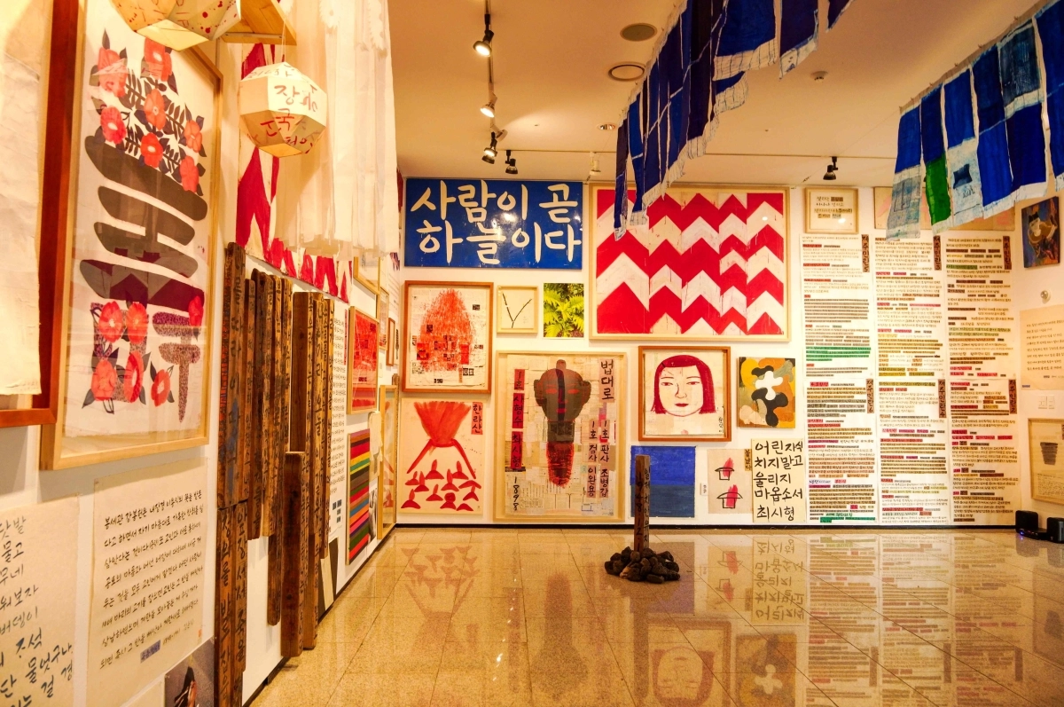 제주도가 주최하고 제주도립미술관이 주관하는 제5회 제주비엔날레 ‘허끄곡 모닥치곡 이야홍: 변용의 기술’이 25일 개막한다. 사진은 이진경의 ‘ 나는 그 초록인가’ 작품.  제주도립미술관 제공