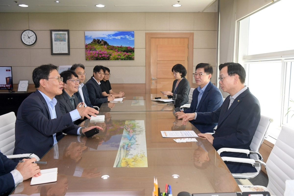 고광완 전남광주특별시 안전민생부시장이 SK하이닉스 염성진 사장 등 경영진들과 광주청사에서 간담회를 하고 있다.