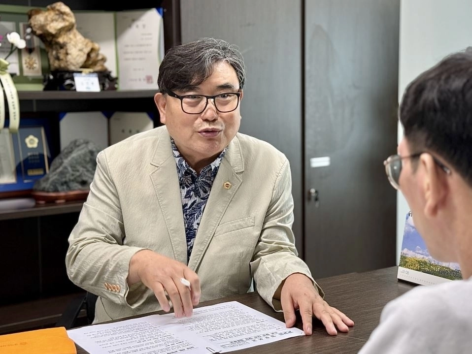 ▲ 지난 21일 경기도 건설본부 과적단속팀 관계자들과 만나 드론을 활용한 과적차량 단속 방안을 논의한 김진후 의원(사진=경기도의회)