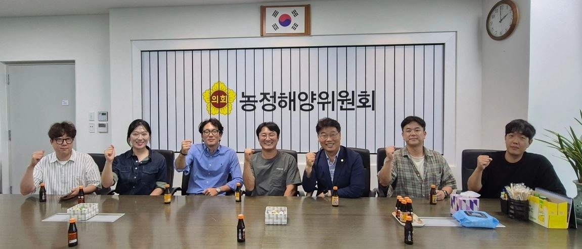 ▲지난 21일 경기도의회에서 용인시 청년농업인들과 정담회를 갖은 김성태 의원이 참석자들과 기념촬영을 하고 있다. (사진=경기도의회)